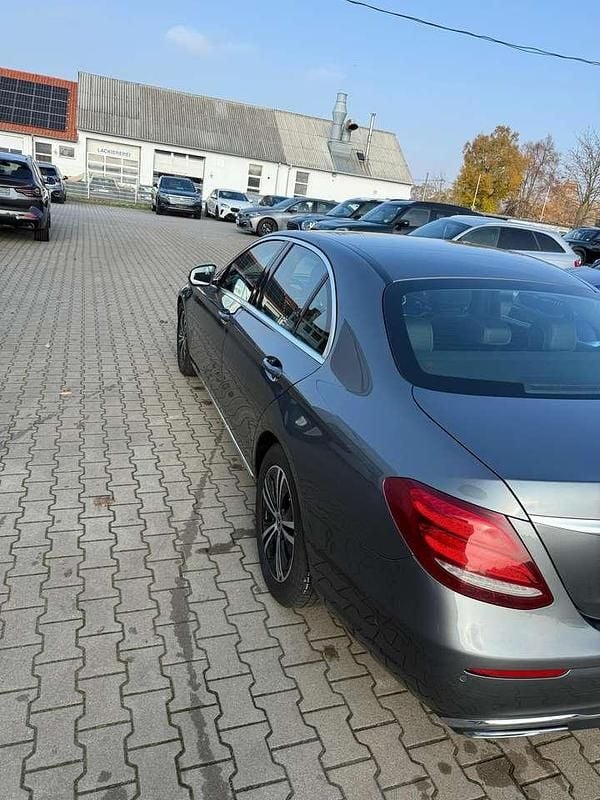 Gebraucht Mercedes E220 Avantgarde 194 PS (142 kW) 2019 Grau Limousine