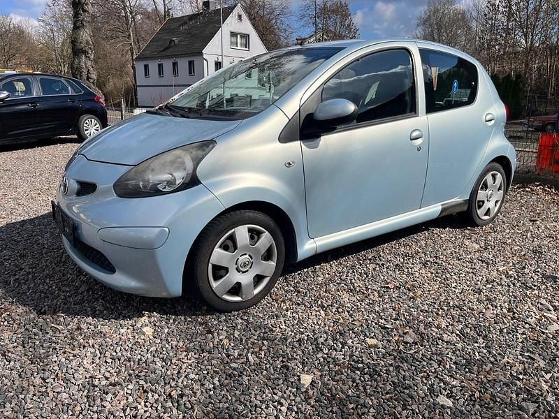 Gebraucht Toyota Aygo 68 PS (50 kW) 2006 Silber Kleinwagen