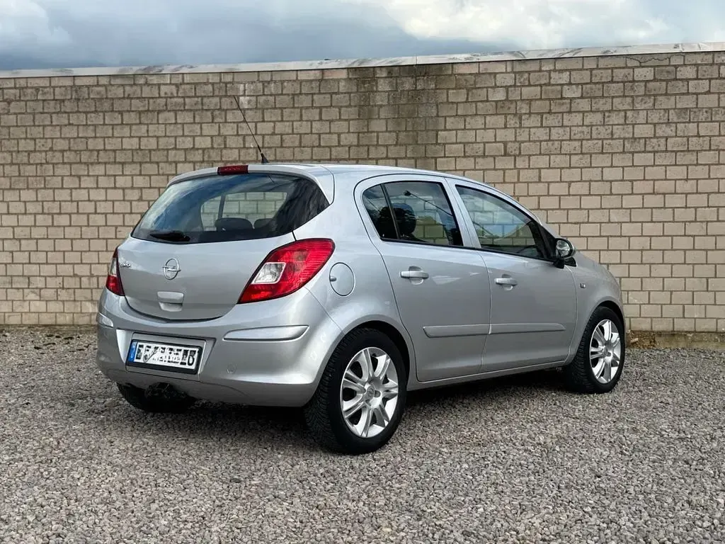 Używany Opel Corsa Edition 80 KM (58 kW) 2007 Srebrny Hatchback