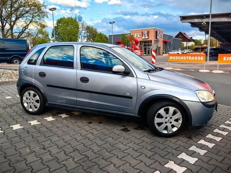 Grau Gebraucht 2003 Opel Corsa Njoy Limousine | 1.650 € (Fairer Preis) - Bild 1/4