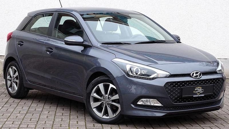 Grau Gebraucht 2016 Hyundai i20 Trend Limousine | 12.990 € (Fairer Preis) - Bild 1/4