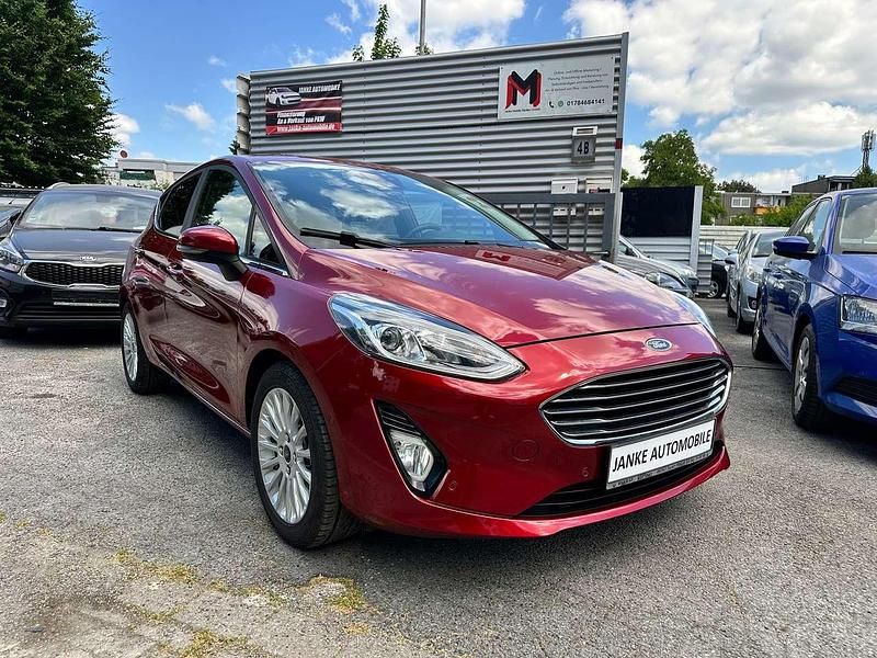 Rubyrot (metallic) Gebraucht 2017 Ford Fiesta Titanium Kleinwagen | 10.999 € (Fairer Preis) - Bild 1/4