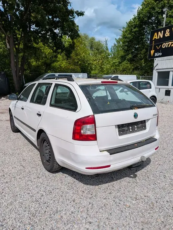 Używany Skoda Octavia 105 KM (77 kW) 2012 Biały Sedan/Limuzyna