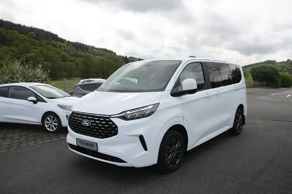Gebraucht Ford Tourneo Titanium 136 PS (100 kW) 2025 Frostweiß Van / Kleinbus