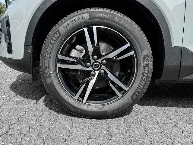 Gebraucht Volvo XC40 Plus 163 PS (119 kW) 2025 Vapour grey / metallic SUV