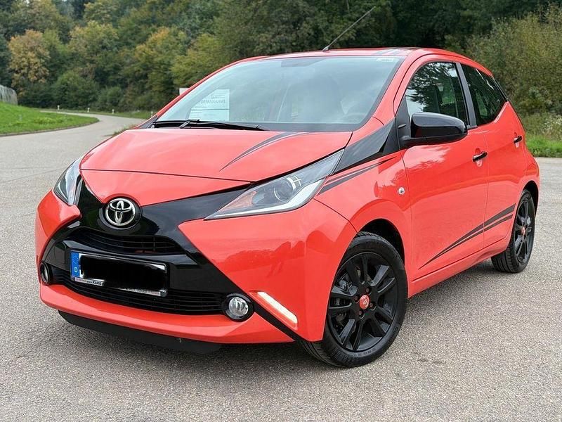 Rot Gebraucht 2014 Toyota Aygo X-play Kleinwagen | 6.990 € (Fairer Preis) - Bild 1/4