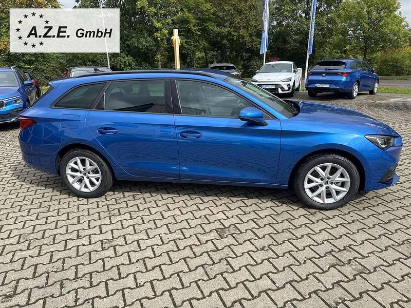 Neu Seat Leon Style 116 PS (85 kW) 2025 Sapphierblaumet. Kombi