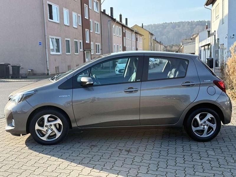 Gebraucht Toyota Yaris Hybrid Edition-S 75 PS (55 kW) 2017 Grau Kleinwagen