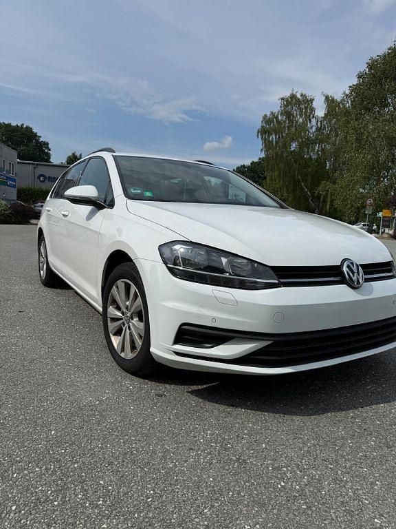 Weiß Gebraucht 2017 VW Golf VII Trendline Kombi | 9.700 € (Fairer Preis) - Bild 1/4