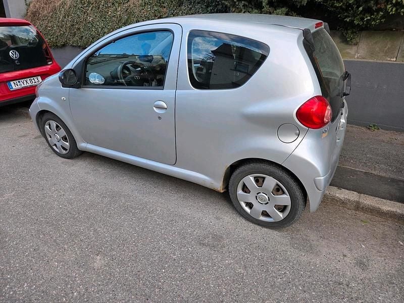 Gebraucht Toyota Aygo 68 PS (50 kW) 2007 Silber Kleinwagen