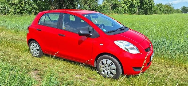 Rot Gebraucht 2009 Toyota Yaris Cool Limousine | 8.900 € - Bild 1/4
