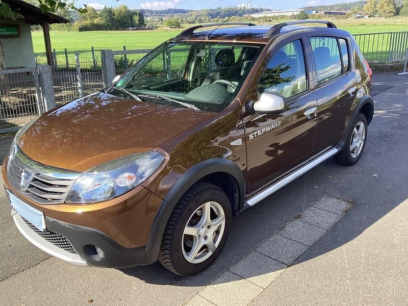 Braun Gebraucht 2013 Dacia Sandero Stepway Kleinwagen | 4.450 € - Bild 1/4