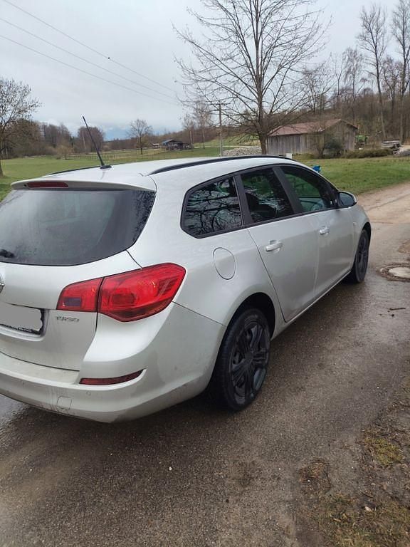 Gebraucht Opel Astra 140 PS (102 kW) 2011 Silber Kombi