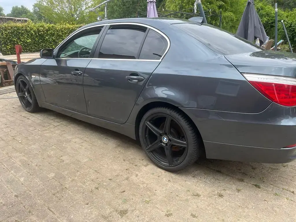 Gebraucht BMW 523 190 PS (139 kW) 2007 Grau Limousine