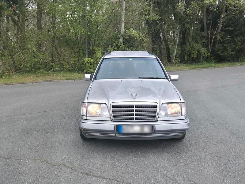 Second-hand Mercedes E220 150 CP (110 kW) 1992 Argintiu Break