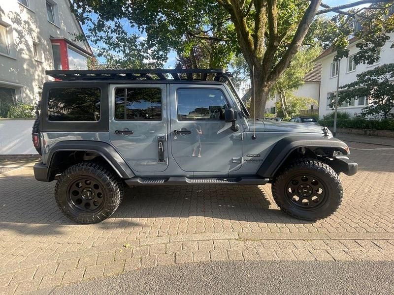 Grau Gebraucht 2015 Jeep Wrangler Unlimited SUV | 32.900 € (Teuer) - Bild 1/4
