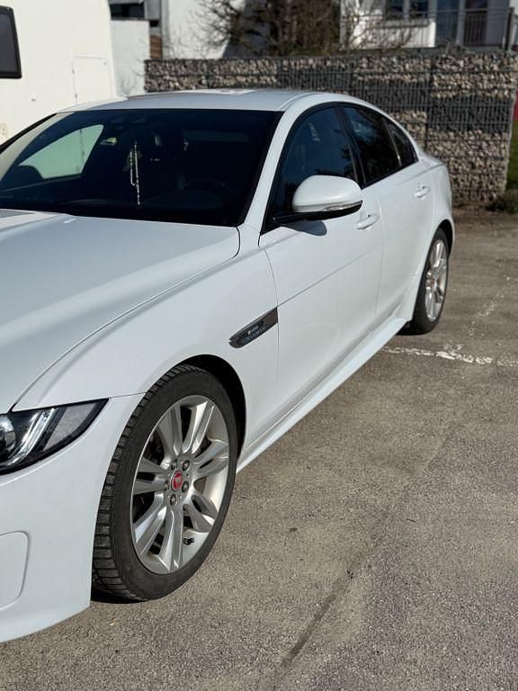 Gebraucht Jaguar XE 179 PS (131 kW) 2017 Weiß Limousine