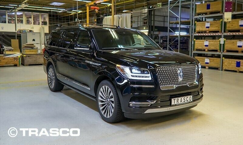 Schwarz Gebraucht 2022 Lincoln Navigator SUV | 416.500 € - Bild 1/4