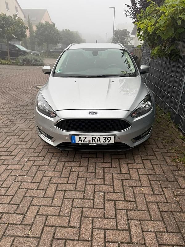 Silber Gebraucht 2015 Ford Focus Kombi | 9.990 € - Bild 1/4
