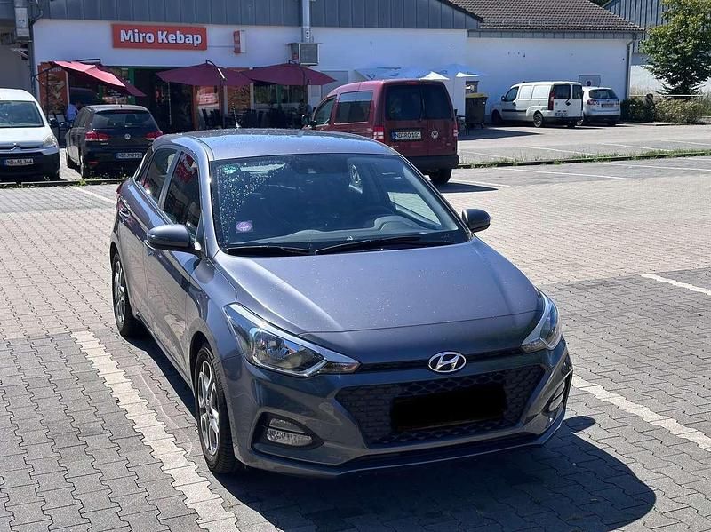 Grau Gebraucht 2018 Hyundai i20 Active Limousine | 13.100 € (Etwas zu teuer) - Bild 1/4