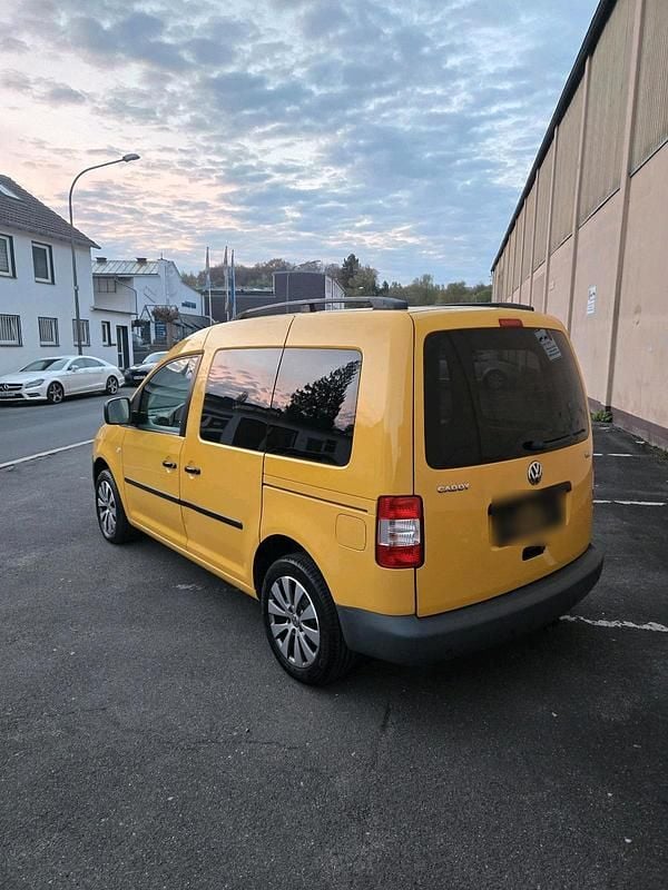 Second-hand VW Caddy 105 CP (77 kW) 2006 Galben Monovolum