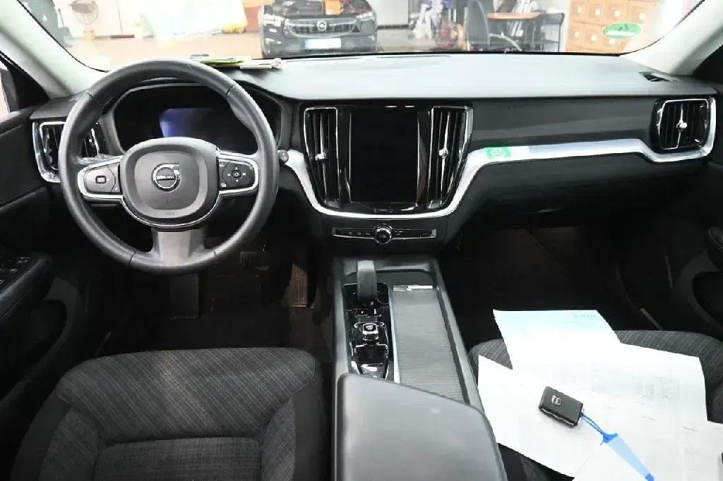 Gebraucht Volvo V60 Core 197 PS (144 kW) 2023 Schwarz Kombi