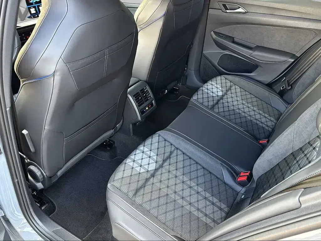 Neu VW Golf VIII R-line 150 PS (110 kW) 2026 Delfingrau Kombi