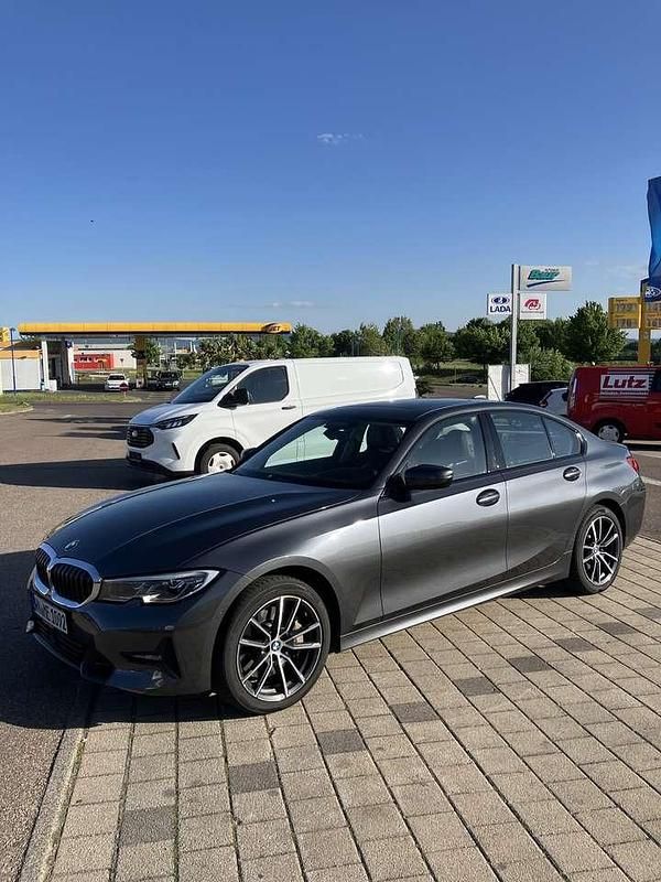 Grau Gebraucht 2019 BMW 330 Shadowline Limousine | 27.450 € (Superpreis) - Bild 1/4