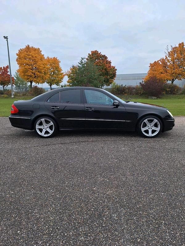 Schwarz Gebraucht 2007 Mercedes E320 Avantgarde Limousine | 6.800 € (Fairer Preis) - Bild 1/4