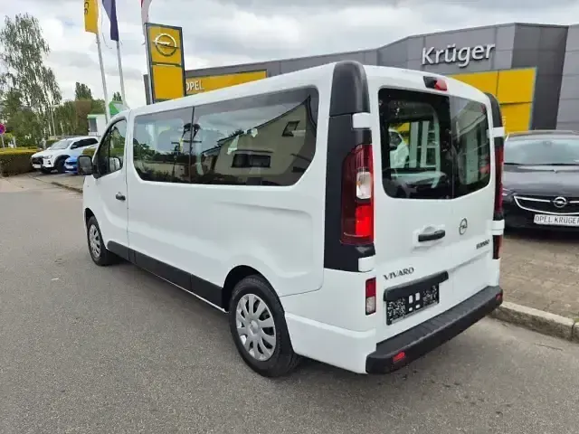 Gebraucht Opel Vivaro 145 PS (106 kW) 2018 Casablanca weiß Van / Kleinbus