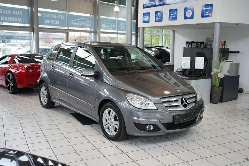Grau Gebraucht 2010 Mercedes B200 Van / Kleinbus | 6.900 € (Fairer Preis) - Bild 1/4