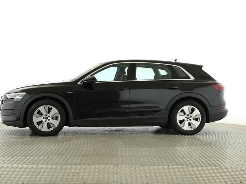 Gebraucht Audi e-tron Basis 230 kW (313 PS) 2022 Brilliantschwarz SUV