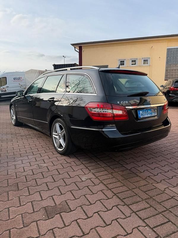 Gebraucht Mercedes E220 170 PS (125 kW) 2011 Schwarz Kombi