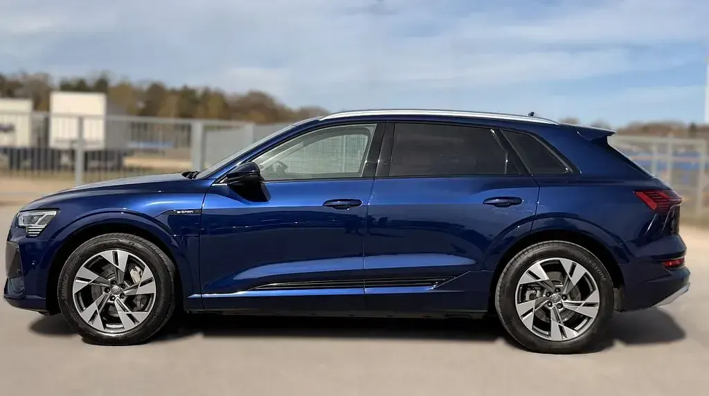 Używany Audi e-tron Ambiente 300 kW (408 KM) 2020 Niebieski SUV