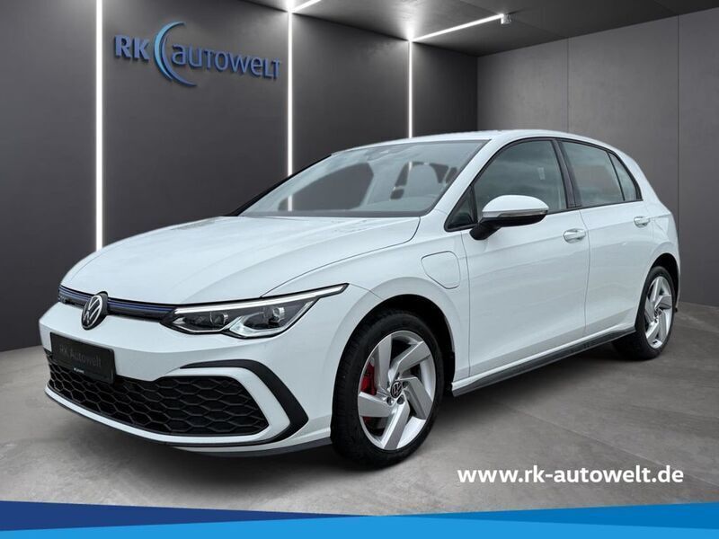 Weiss Gebraucht 2020 VW Golf VIII GTE Limousine | 21.490 € (Fairer Preis) - Bild 1/4