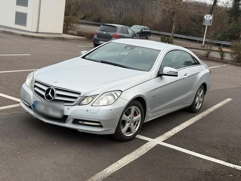 Silber Gebraucht 2011 Mercedes E200 Coupé | 11.500 € (Guter Preis) - Bild 1/4