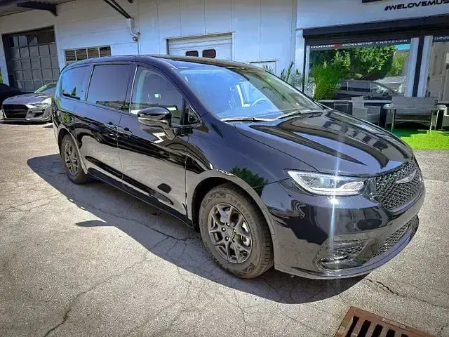 Gebraucht Chrysler Pacifica Touring 292 PS (214 kW) 2024 Schwarz Van