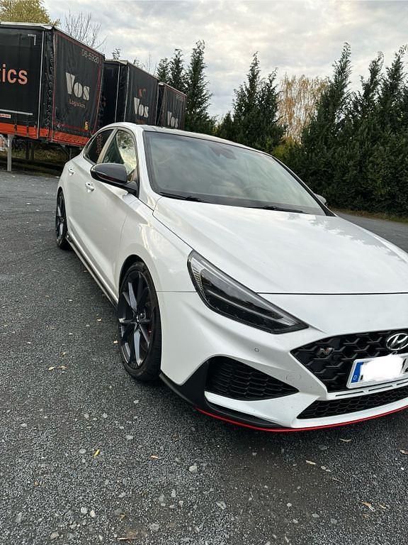 Weiß Gebraucht 2021 Hyundai i30 N Performance Limousine | 29.000 € (Etwas zu teuer) - Bild 1/4