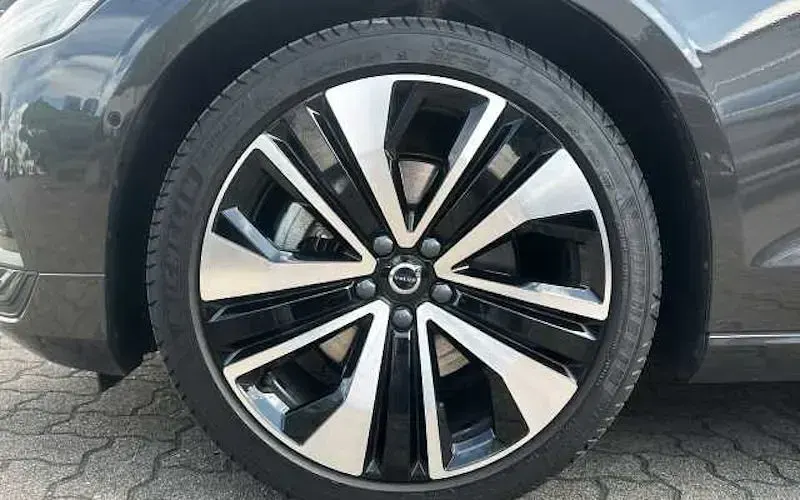Używany Volvo V60 Core 197 KM (144 kW) 2025 Szary Kombi