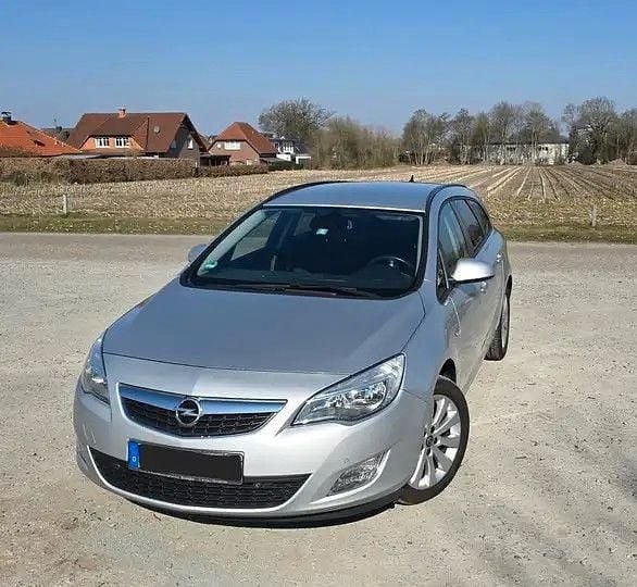 Silber Gebraucht 2012 Opel Astra Design Edition Kombi | 4.300 € (Guter Preis) - Bild 1/4