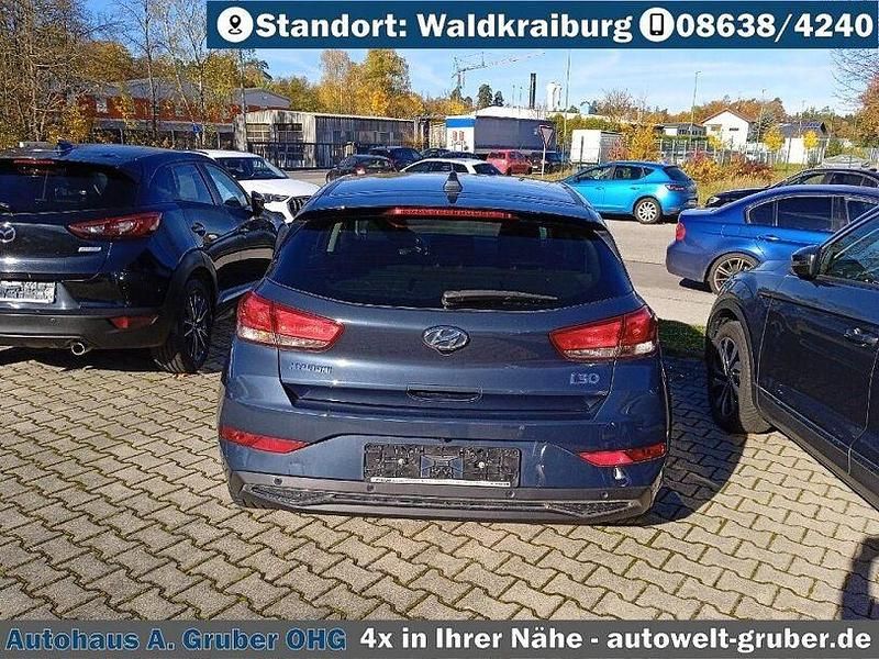 Gebraucht Hyundai i30 Intro Edition 120 PS (88 kW) 2021 Teal blue Limousine