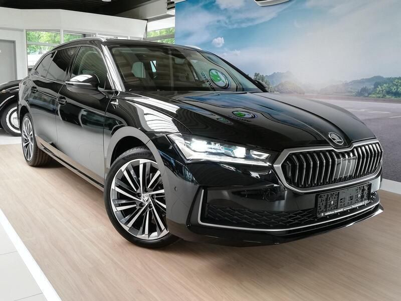 Onyxschwarz metallic Gebraucht 2024 Skoda Superb LAURIN & KLEMENT Kombi | 46.800 € - Bild 1/4
