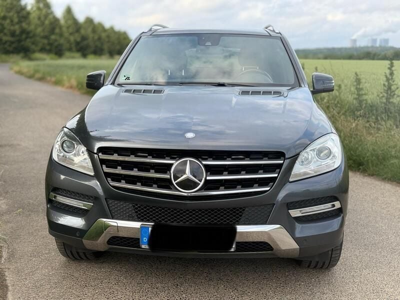 Grau Gebraucht 2012 Mercedes 350 SUV | 16.449 € (Fairer Preis) - Bild 1/4