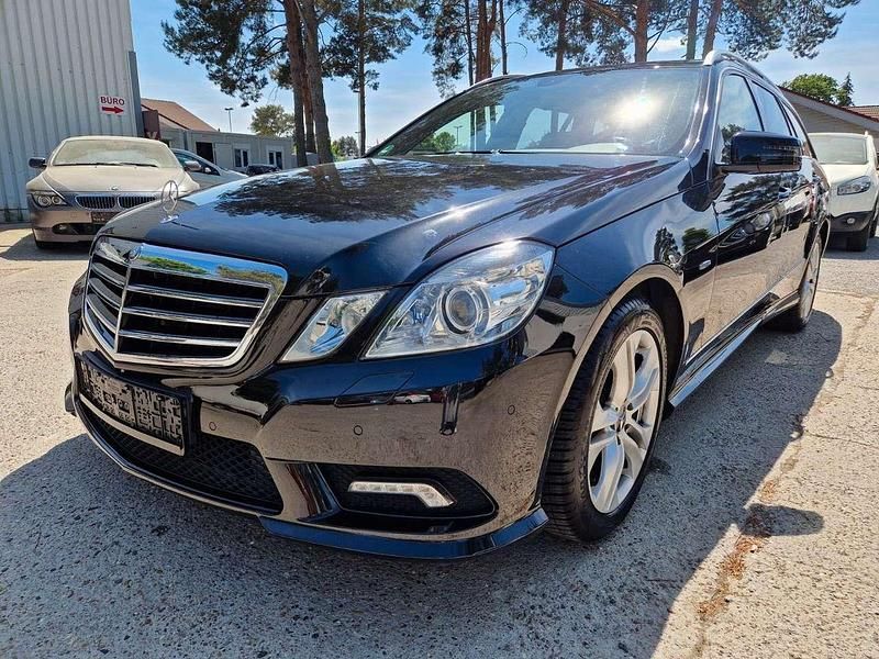 Obsidianschwarz metalliclack Gebraucht 2010 Mercedes E200 Avantgarde Kombi | 11.111 € (Fairer Preis) - Bild 1/4