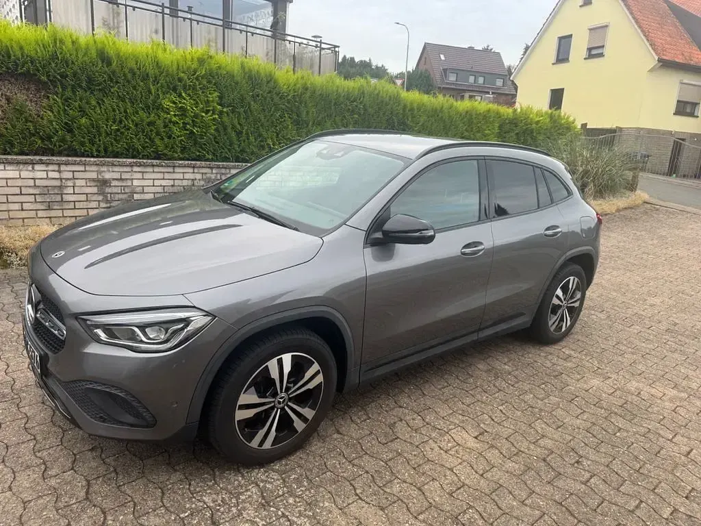 Gebraucht Mercedes GLA200 163 PS (119 kW) 2021 Grau SUV