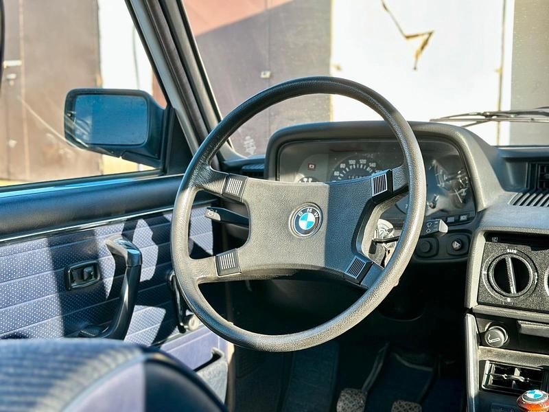 Gebraucht BMW 520 122 PS (89 kW) 1980 Weiß Limousine