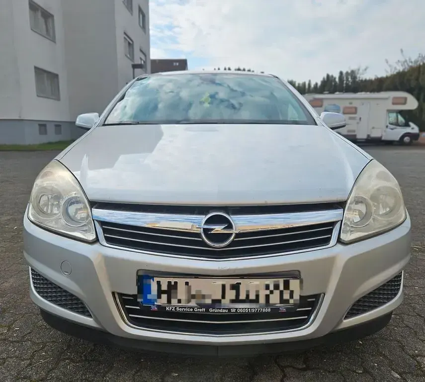 Usata Opel Astra Edition 90 CV (66 kW) 2007 Argento Berlina