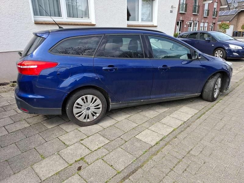 Usado Ford Focus Trend 101 CV (74 kW) 2015 Azul Familiar