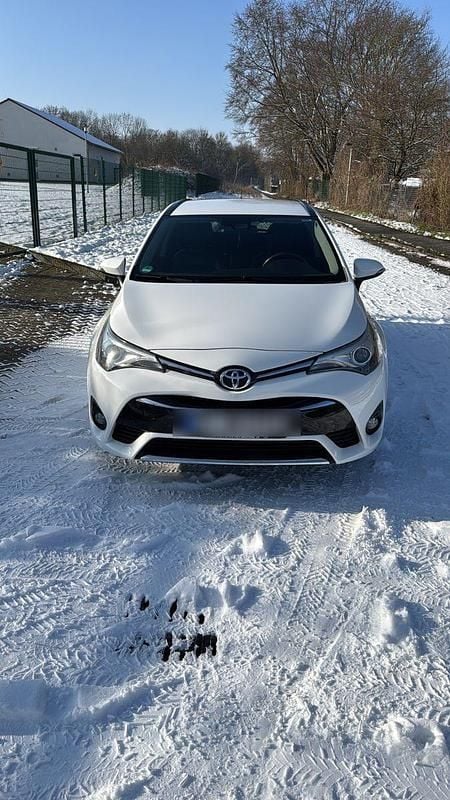 Gebraucht Toyota Avensis Comfort 147 PS (108 kW) 2016 Weiß Kombi