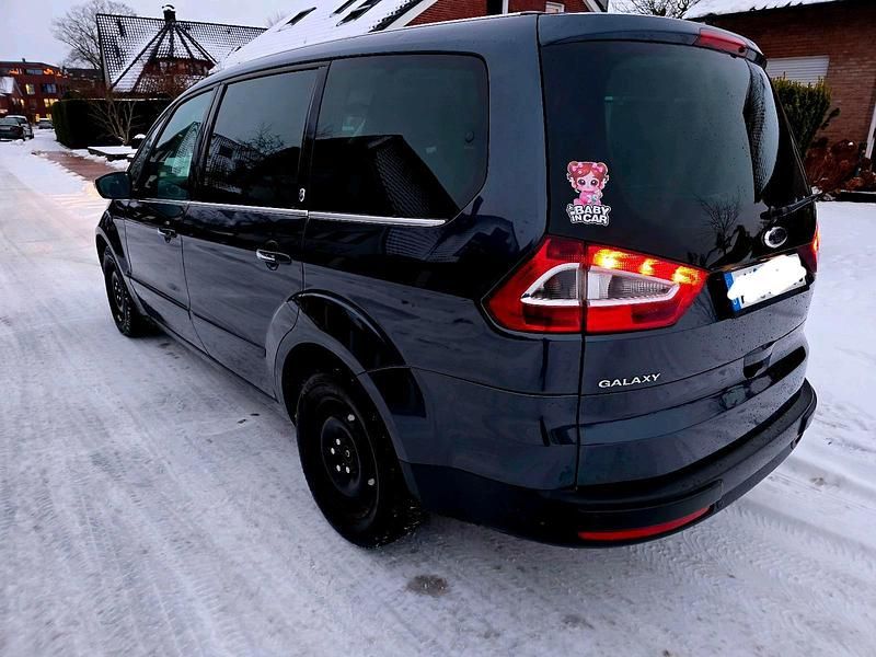 Grau Gebraucht 2007 Ford Galaxy Ghia Van / Kleinbus | 2.550 € (Fairer Preis) - Bild 1/4
